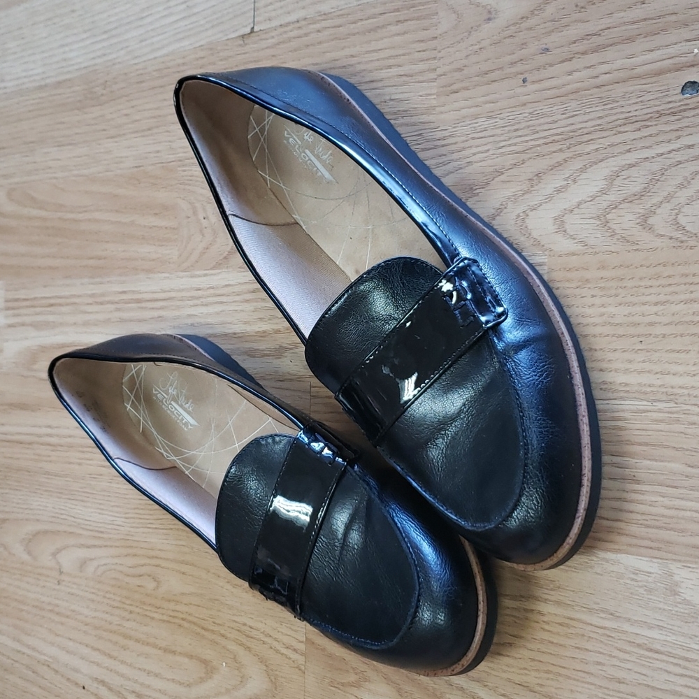 Lifestyle velocity shoes with memory foam